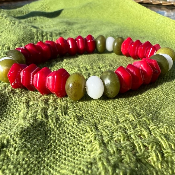 jade & coral gemstone stretch bracelet - Picture 5 of 11